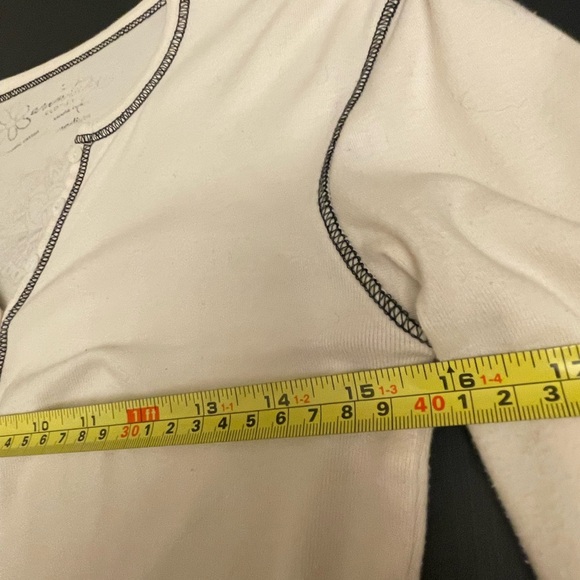 Gorgeous designer knitwear w/black floral line drawings on sleeves and back - Picture 4 of 8